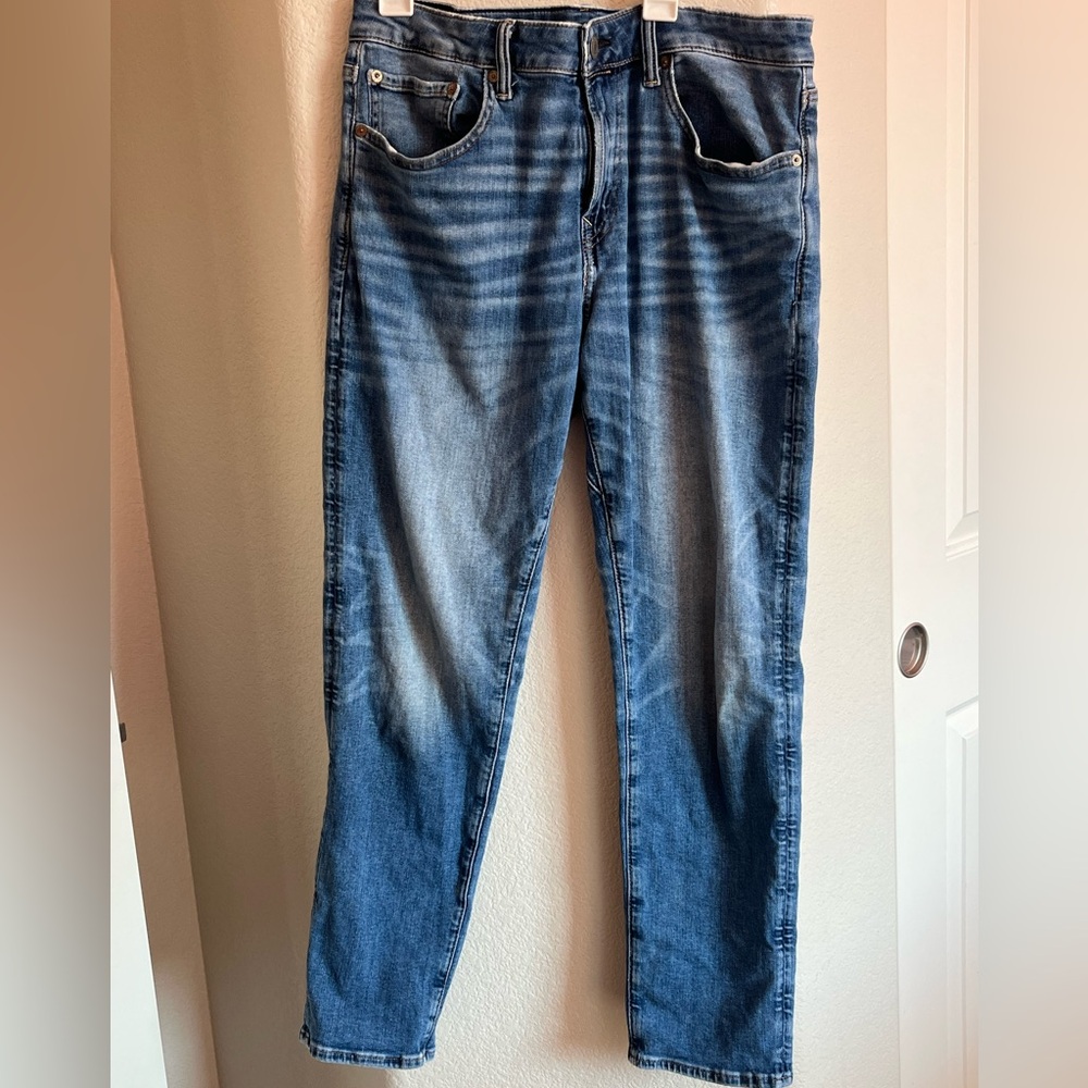American Eagle Outfitters Light Blue Denim Jeans, Distressed Mens